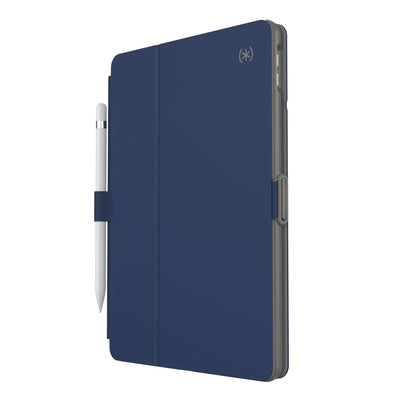 Three-quarter view of front of the case, with folio closed.#color_arcadia-navy-moody-grey